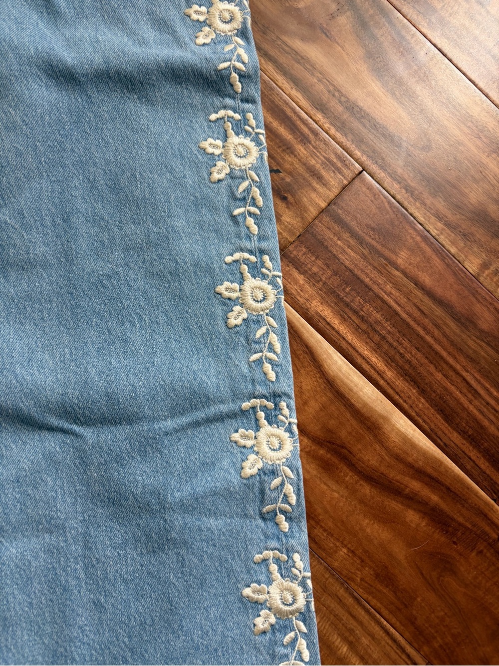 Sézane VALENTIN TROUSERS - SÉZANE X SEA NY DENIM BLUE WITH CREAM EMBROIDERY - Picture 6 of 11
